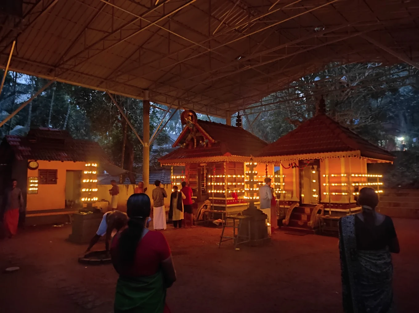 Malayil Mahakaali Temple Kozhikode front view Kerala traditional architecture